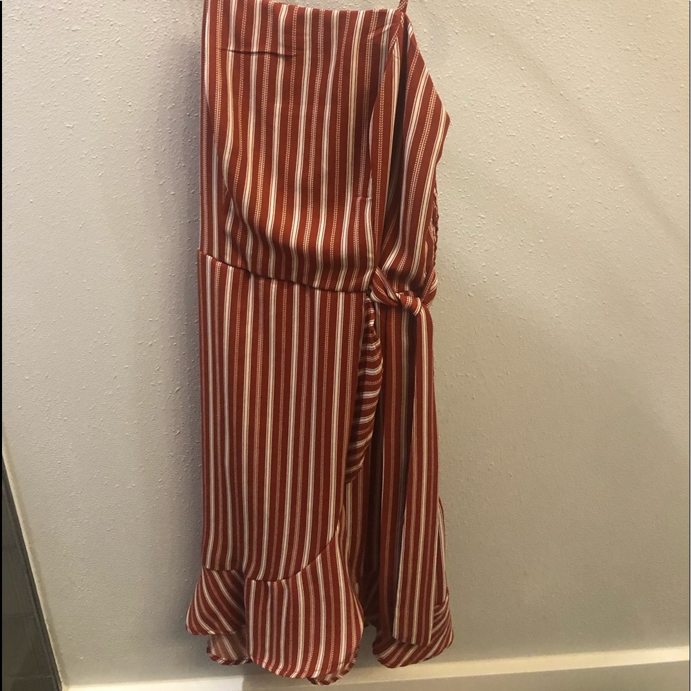 BURGUNDY FLOWY DRESS